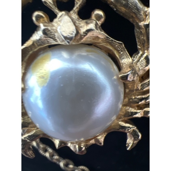VINTAGE Gold Two Strand Faux Pearl Crab Necklace - Picture 8 of 8